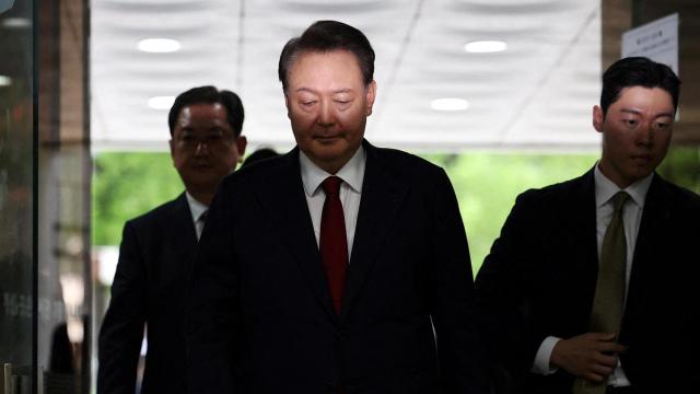 El expresidente surcoreano Yoon Suk Yeol llega a un tribunal para asistir a una audiencia para revisar su orden de arresto solicitada por fiscales especiales en Seúl, Corea del Sur, el 9 de julio de 2025.