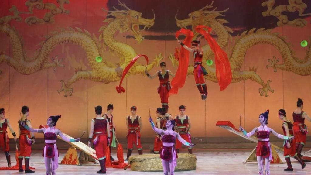 Actuación del Gran Circo Acrobático de China.