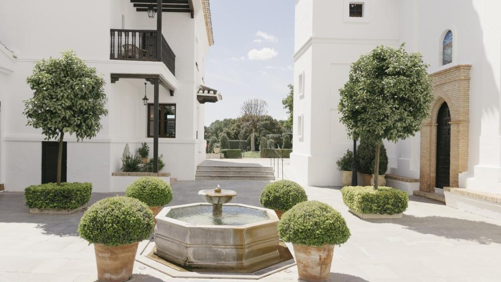 Entrada al cortijo de La Bobadilla: una plaza con su fuente.