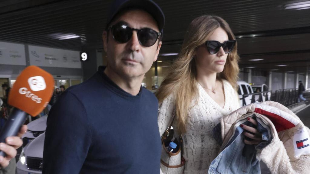 Ana Soria y Enrique Ponce en una imagen en el aeropuerto de Madrid, el pasado mes de febrero.