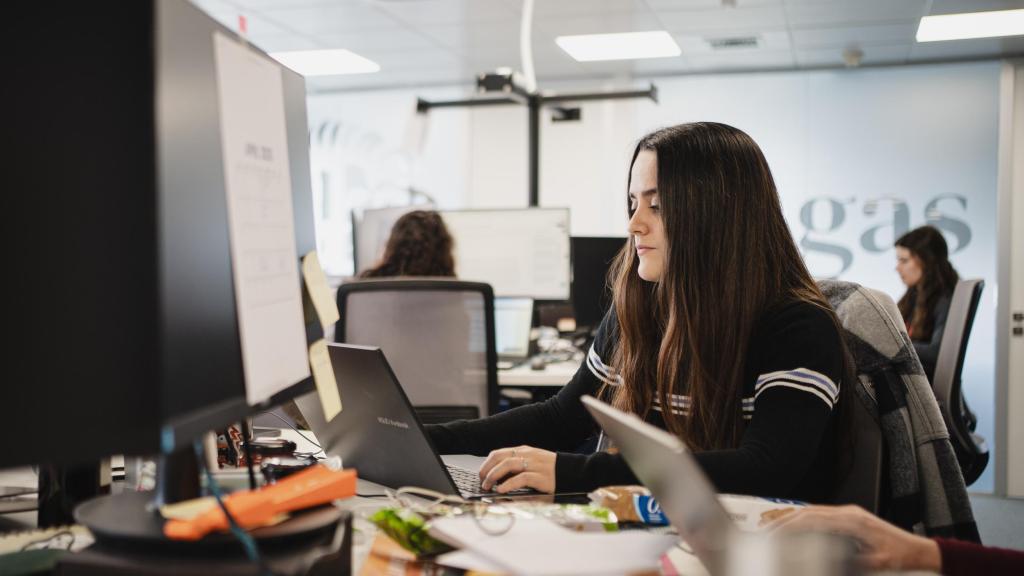 Cristina Muñiz durante sus prácticas en la redacción de EL ESPAÑOL.