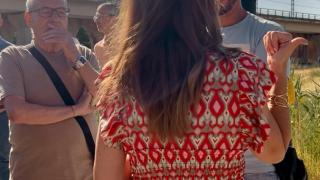 Algunos vecinos del barrio quejándose de la situación a la alcaldesa de Zaragoza, este pasado jueves.