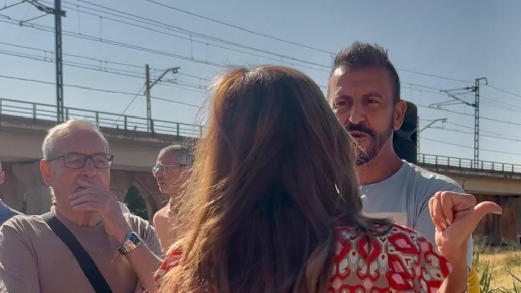 Algunos vecinos del barrio quejándose de la situación a la alcaldesa de Zaragoza, este pasado jueves.