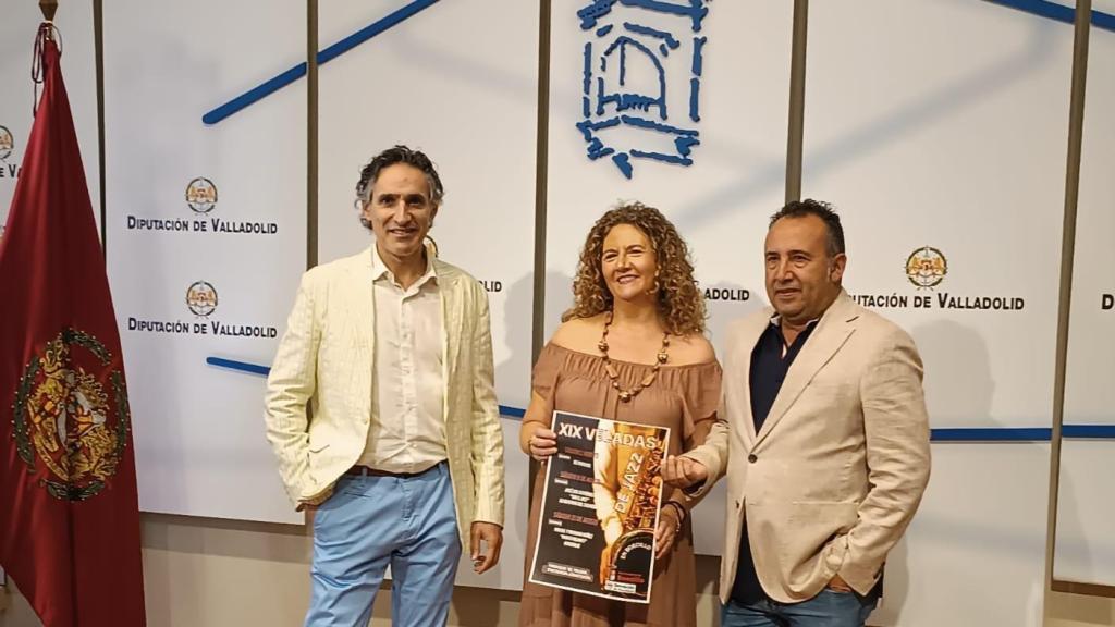 El saxofonista José Luis Gutiérrez, la concejala Cristina Gil y el diputado Alfonso Romo durante la presentación.