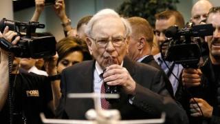 Warrent Buffett, presidente y CEO de Berkshire Hathaway, bebe una Coca-Cola.