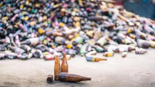 Botellas de vidrio abandonadas.