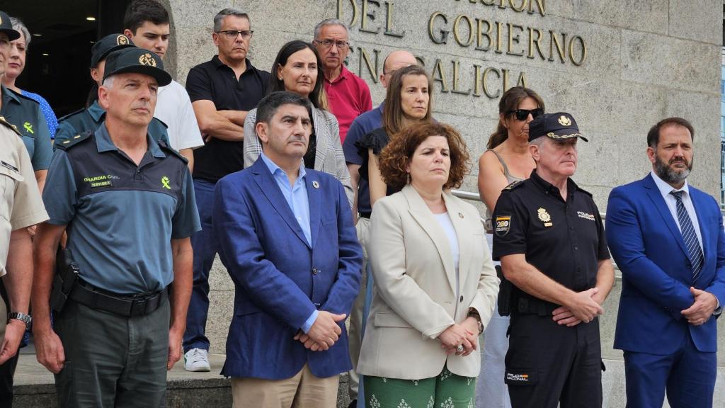 El delegado del Gobierno en Galicia, Pedro Blanco, junto a la subdelegada en A Coruña, María Rivas, en un minuto de silencio celebrado este viernes por el asesinato de una mujer en Navarra.