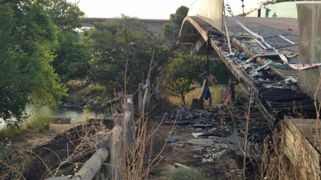 La zona incendiada este jueves por la noche en el barrio de Tenerías, junto a la calle Taboada.