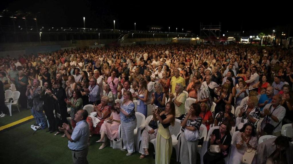 El público en El Muelle Live de Alicante durante el recital de Plácido Domingo.