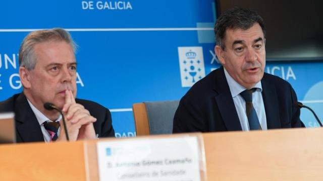 El conselleiro de Sanidade, Antonio Gómez Caamaño, y el de Educación, Román Rodríguez, esta rueda de prensa tras la reunión del grupo de trabajo de Medicina.