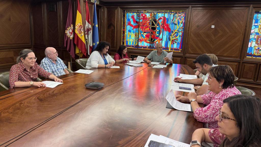 León cuidará mejor de sus vecinos más vulnerables y los gatos callejeros con dos convenios con la Universidad