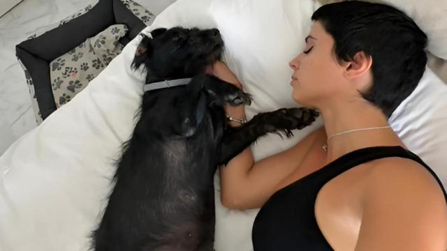 Inma Campano junto a su perra Luna.