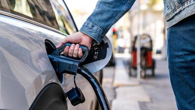 Coche eléctrico en un punto de recarga.
