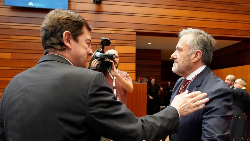 El presidente de la Junta, Alfonso Fernández Mañueco, y el presidente de las Cortes, Carlos Pollán, en el acto institucional de conmemoración del 42 aniversario