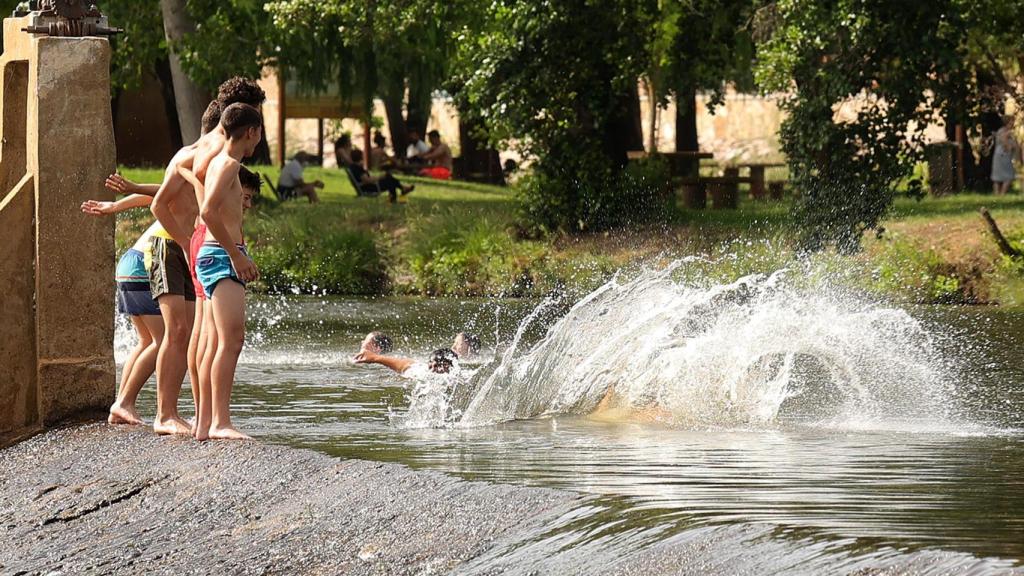 Niños se refrescan debido las altas temperaturas en Ponferrada.