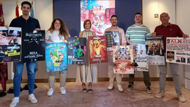 La concejal de Festejos de Mula, Alicia Zapata (c), junto a miembros del equipo de Gobierno local, durante la presentación de las fiestas patronales.