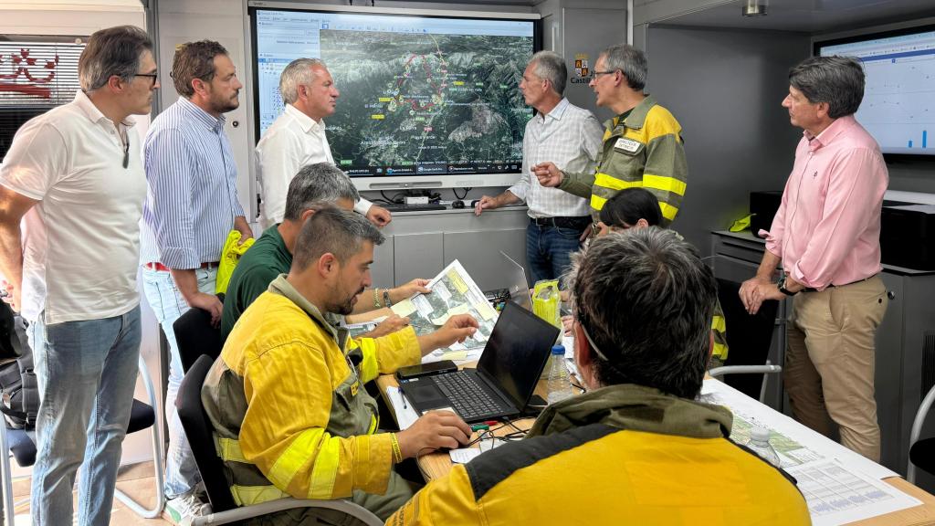 El delegado del Gobierno, Nicanor Sen, visita las zonas afectadas por en incendio de Ávila