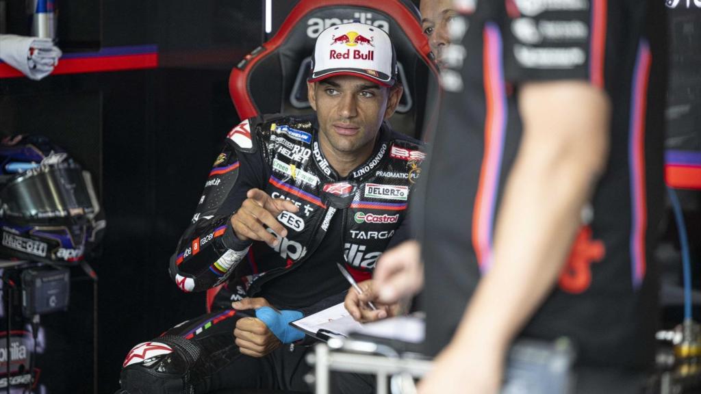 Jorge Martín hablando con sus ingenieros en el box de Aprilia.