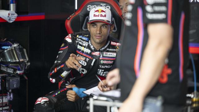 Jorge Martín hablando con sus ingenieros en el box de Aprilia.