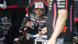 Jorge Martín hablando con sus ingenieros en el box de Aprilia.