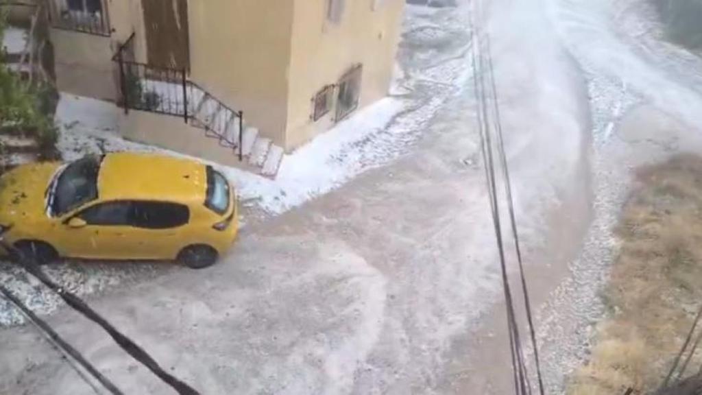 Una fuerte tormenta de lluvia y granizo ha descargado en La Vegallera, en la localidad albaceteña de Molinicos.