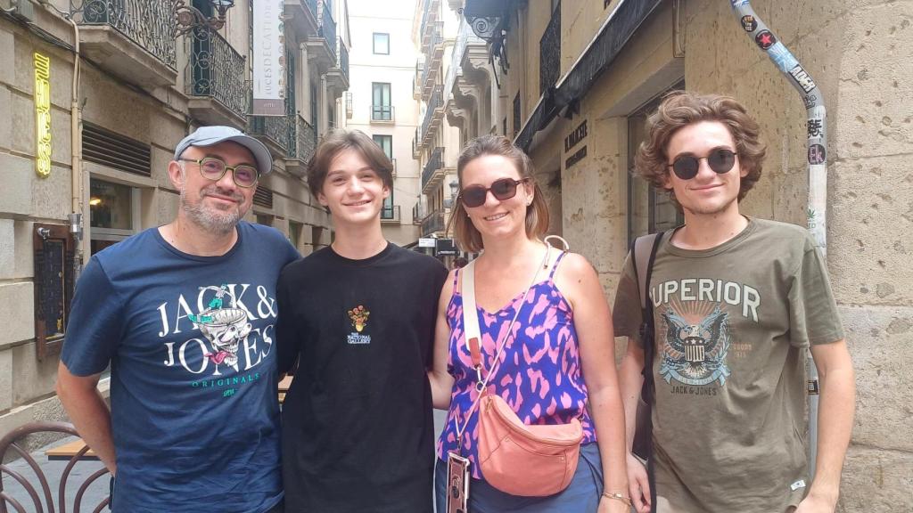 Fabien, Maëlle, Delphine y Camille en una calle céntrica de Alicante.