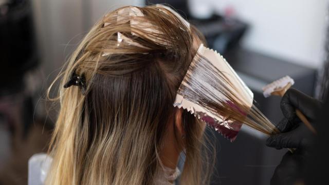 Colorista aplica unas mechas