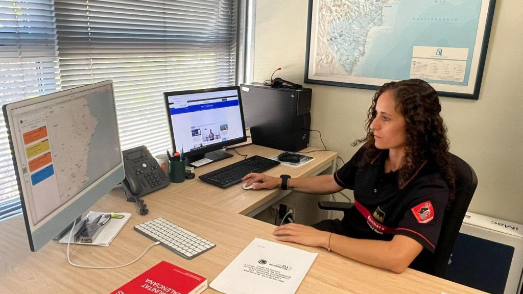 Nadia Serrano en el parque de bomberos de San Vicente