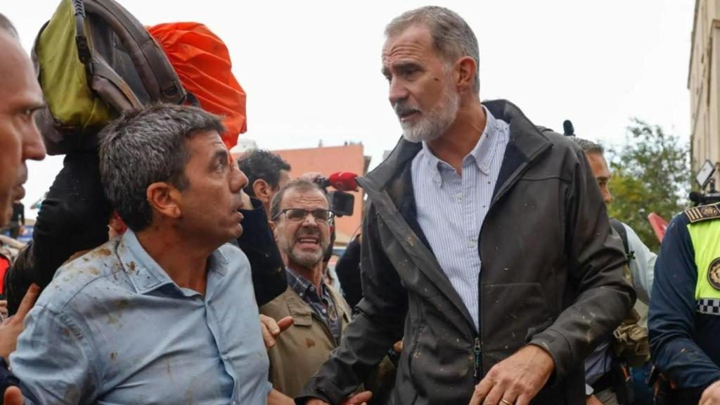 Carlos Mazón y Felipe VI, durante la sonada visita a Paiporta del 3 de noviembre. Biel Aliño / Efe