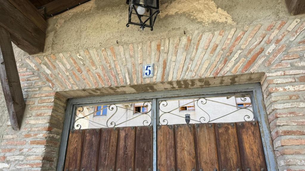 Entrada al convento de Escalona donde aún permanecen las Hijas del Amor Misericordioso, este miércoles.