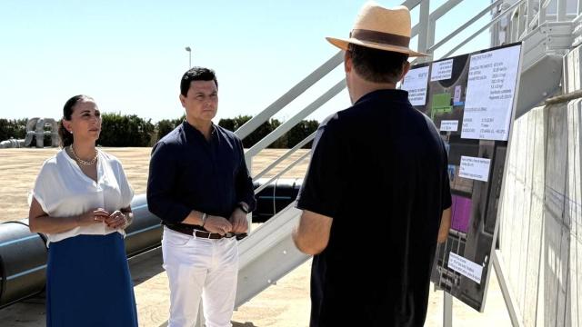 La consejera de Agua, Sara Rubira, y el alcalde de San Javier, José Miguel Luengo, conociendo los pormenores de los trabajos en la EDAR.