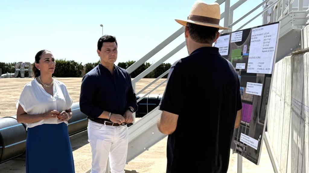La consejera de Agua, Sara Rubira, y el alcalde de San Javier, José Miguel Luengo, conociendo los pormenores de los trabajos en la EDAR.