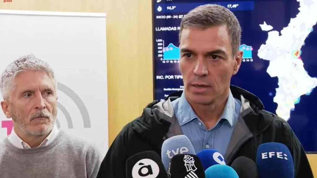 Pedro Sánchez, durante una de sus visitas iniciales a Valencia por la dana. Efe