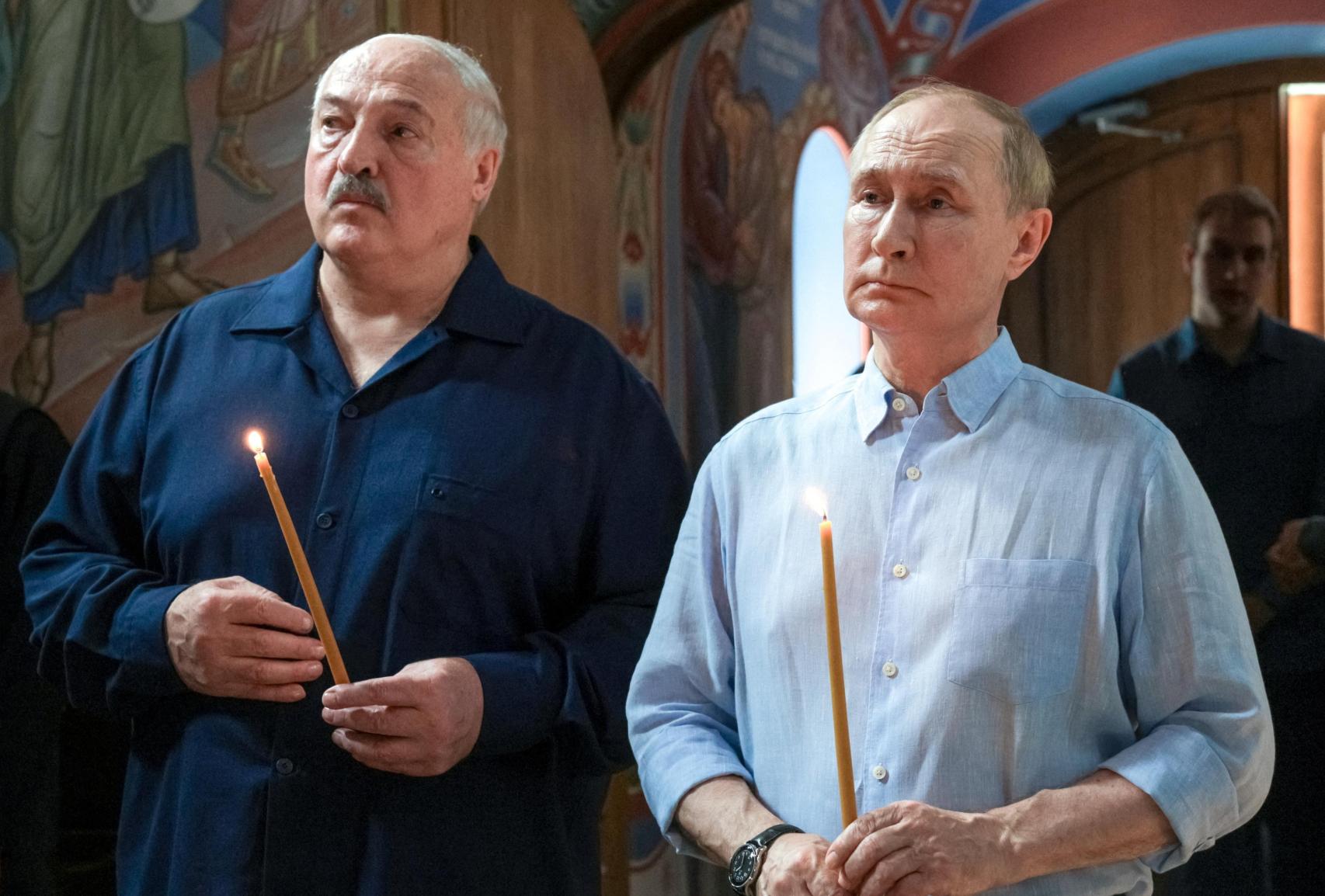 El presidente ruso Putin y su homólogo bielorruso Lukashenko visitan el Monasterio de Valaam en la República de Karelia.