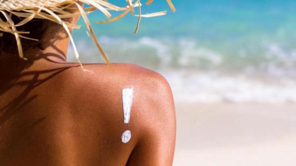 Una mujer con un sombrero y un signo de exclamación en el hombre.