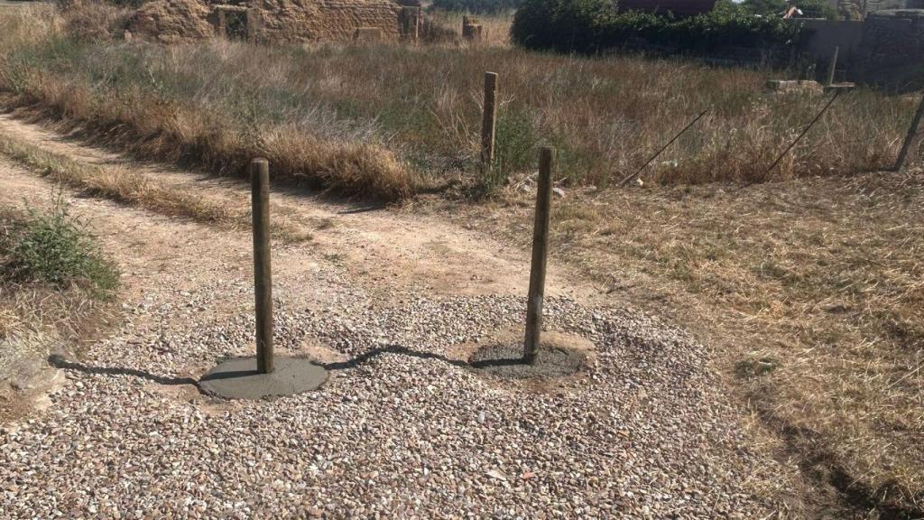 Imagen de un camino cortado al tráfico.