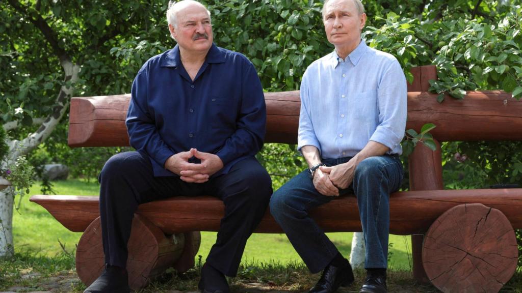 El presidente ruso Putin y su homólogo bielorruso Lukashenko visitan el Monasterio de Valaam en la República de Karelia.