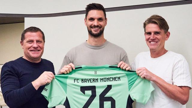 El director deportivo del Bayern, Max Eberl, junto a Sven Ulreich tras anunciar su renovación.
