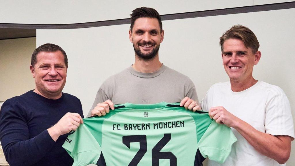 El director deportivo del Bayern, Max Eberl, junto a Sven Ulreich tras anunciar su renovación.