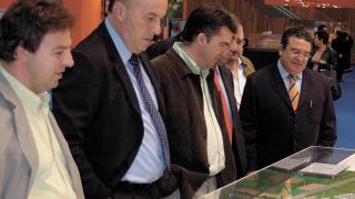 Santos Cerdán observa una maqueta del proyecto empresarial de Antxon Alonso junto al alcalde de Milagro de la época, Esteban Garijo (en el centro de la fotografía).