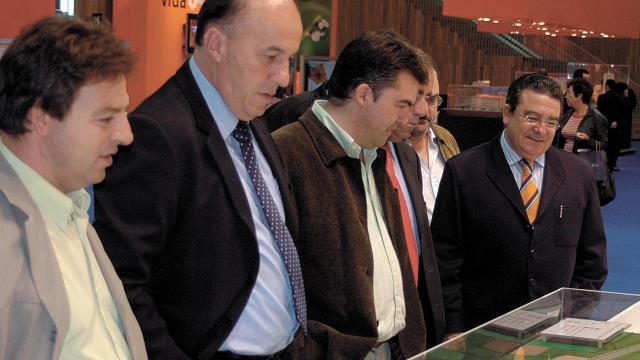 Santos Cerdán observa una maqueta del proyecto empresarial de Antxon Alonso en 2007 junto al alcalde de Milagro de la época, Esteban Garijo (en el centro de la fotografía).