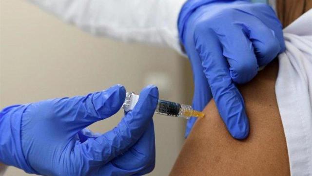 Una enfermera vacunando a un paciente. Imagen de archivo.