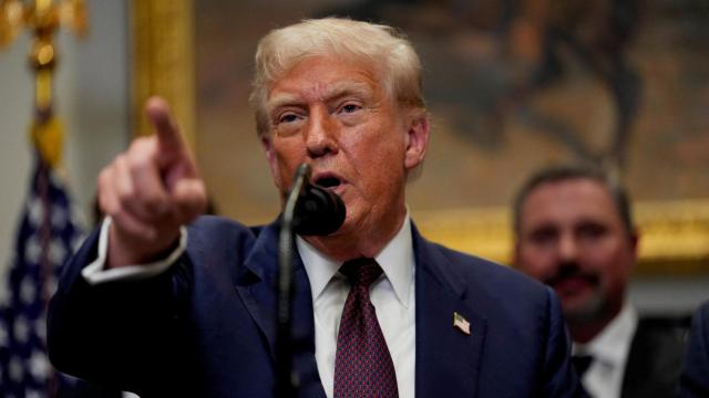 El presidente de los Estados Unidos, Donald Trump, señala con el dedo mientras pronuncia un discurso en la Sala Roosevelt de la Casa Blanca en Washington, D.C., Estados Unidos.