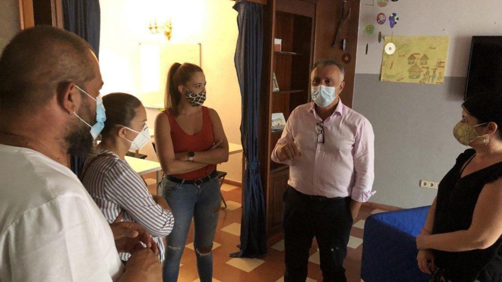 Noemí Santana (izquierda, vestida de rayas) durante una visita a un centro de menores extranjeros no acompañados junto a Ángel Víctor Torres.