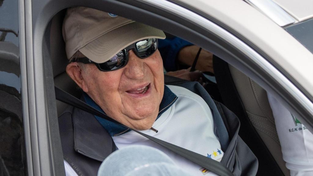 El rey Juan Carlos a su llegada al puerto deportivo de Sanxenxo, el 13 de julio de 2025.
