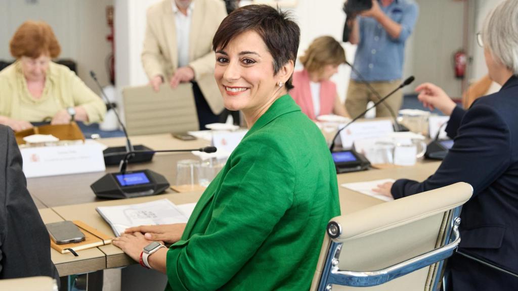 Teresa Rodrígtuez, ministra de Vivienda, reunida con representantes de los promotores de vivienda.