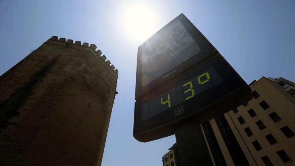 Imagen de archivo de un termómetro de calle en Córdoba.