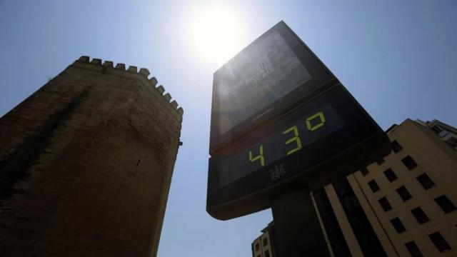 Imagen de archivo de un termómetro de calle en Córdoba.