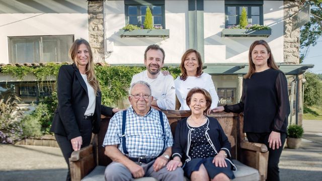 Marcia Manzano con su mujer Olga Sánchez y sus cuatro hijos frente a Casa Marcial