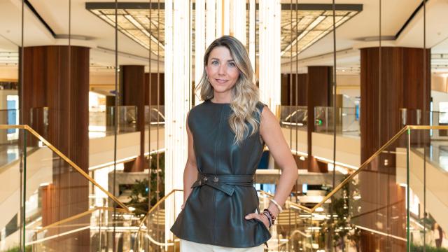 Eva Font de Mora en la escalinata central de la Galería.